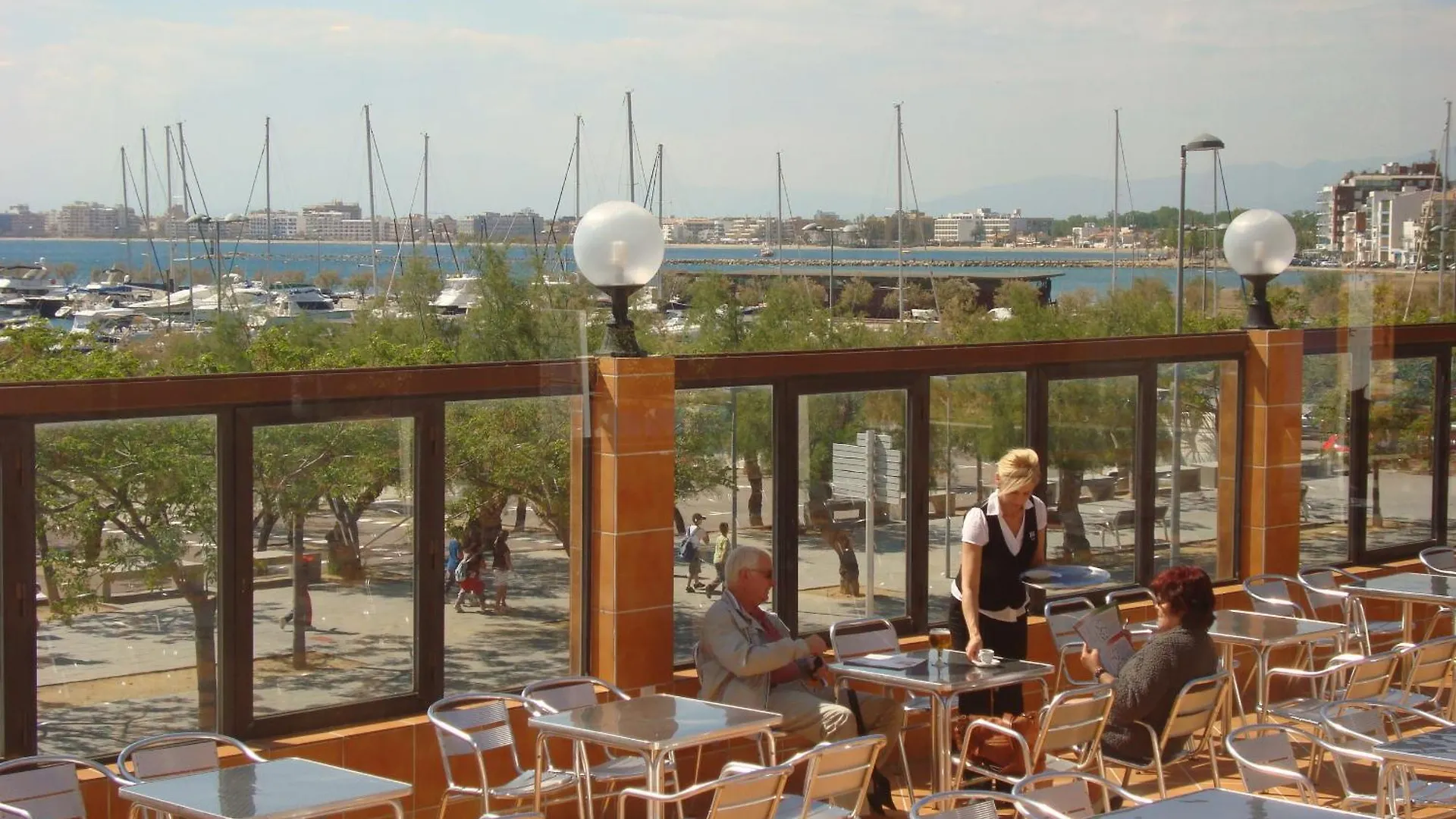 Hotel Univers Ρόζες
